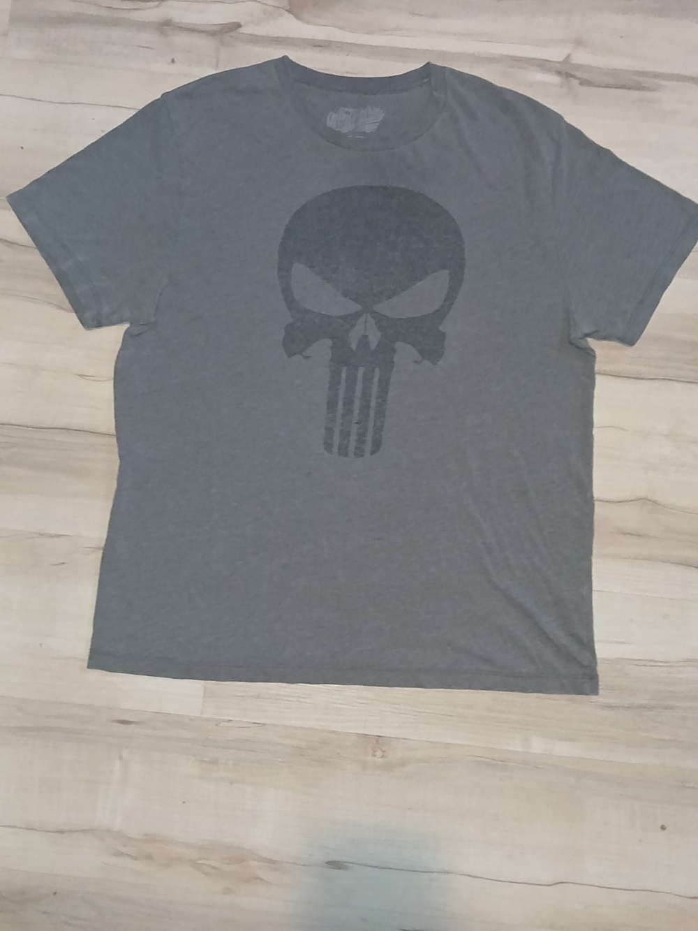 Gray Old Navy Punisher graphic tee with black skull graphic #punk #superhero